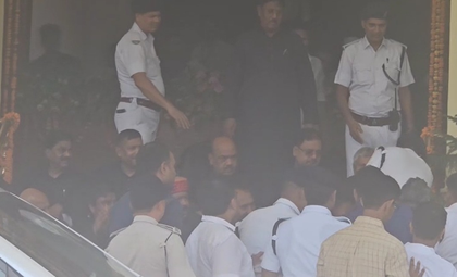 Black-clad oppn MLAs storm well of House in Bihar Assembly, create ruckus | Black-clad oppn MLAs storm well of House in Bihar Assembly, create ruckus Black-clad oppn MLAs storm well of House in Bihar Assembly, create ruckus | Black-clad oppn MLAs storm well of House in Bihar Assembly, create ruckus