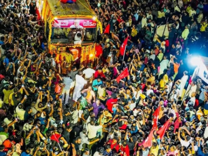 Sea of mourners slows down VS's final journey to Alappuzha | Sea of mourners slows down VS's final journey to Alappuzha Sea of mourners slows down VS's final journey to Alappuzha | Sea of mourners slows down VS's final journey to Alappuzha