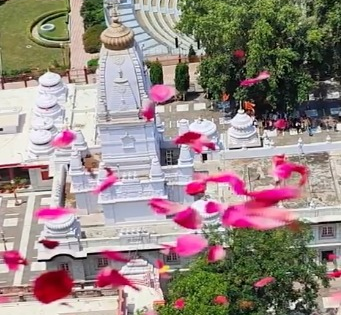Sawan Shivratri: Choppers shower flower at prominent Shiva temples and devotees in Uttar Pradesh | Sawan Shivratri: Choppers shower flower at prominent Shiva temples and devotees in Uttar Pradesh Sawan Shivratri: Choppers shower flower at prominent Shiva temples and devotees in Uttar Pradesh | Sawan Shivratri: Choppers shower flower at prominent Shiva temples and devotees in Uttar Pradesh