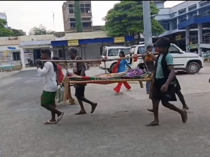 Tribal family treks 10 km with girl’s dead body in Jharkhand after hospital denies ambulance | Tribal family treks 10 km with girl’s dead body in Jharkhand after hospital denies ambulance Tribal family treks 10 km with girl’s dead body in Jharkhand after hospital denies ambulance | Tribal family treks 10 km with girl’s dead body in Jharkhand after hospital denies ambulance