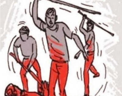 Mob, including women, assaults cop in Indore over 'misconduct' | Mob, including women, assaults cop in Indore over 'misconduct'