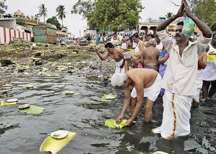 Devotees flock to Cauvery river for 'Aadi Amavasya' rituals | Devotees flock to Cauvery river for 'Aadi Amavasya' rituals