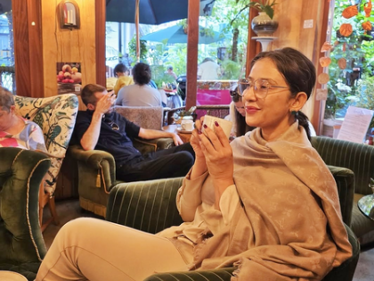 Manisha Koirala finds monsoon bliss in chai and a slice of cake | Manisha Koirala finds monsoon bliss in chai and a slice of cake