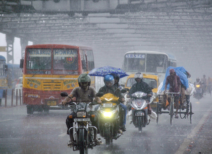 Met office forecasts more rains in north Bengal even as hill areas hit by landslides | Met office forecasts more rains in north Bengal even as hill areas hit by landslides