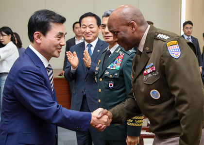 USFK commander congratulates South Korea's new defence chief | USFK commander congratulates South Korea's new defence chief