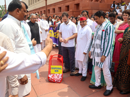 Rahul-led Oppn MPs continue stir in Parliament complex, dump SIR placards in bin   | Rahul-led Oppn MPs continue stir in Parliament complex, dump SIR placards in bin  