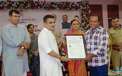 185 Pakistani refugees granted Indian citizenship in Gujrat's Rajkot | 185 Pakistani refugees granted Indian citizenship in Gujrat's Rajkot