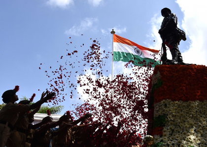 President, Defence Minister pay tribute to fallen heroes on Kargil Vijay Diwas | President, Defence Minister pay tribute to fallen heroes on Kargil Vijay Diwas