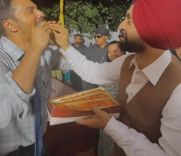 Diljit Dosanjh treats Varun Dhawan, Ahan Shetty with ladoos as ‘Border 2’ shoot concludes | Diljit Dosanjh treats Varun Dhawan, Ahan Shetty with ladoos as ‘Border 2’ shoot concludes