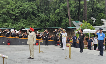 Uttarakhand Guv pays tribute to Kargil heroes at Cheedbagh on 26th Kargil Vijay Diwas | Uttarakhand Guv pays tribute to Kargil heroes at Cheedbagh on 26th Kargil Vijay Diwas