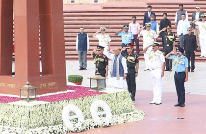 Kargil Vijay Diwas: Nation pays tribute to bravehearts of 1999 Kargil War | Kargil Vijay Diwas: Nation pays tribute to bravehearts of 1999 Kargil War