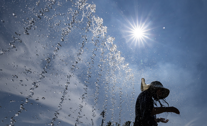 Scorching heat continues to grip South Korea; nationwide heat wave alert issued | Scorching heat continues to grip South Korea; nationwide heat wave alert issued