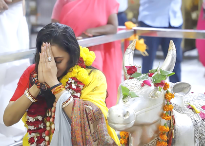 Rupali Ganguly offers prayers with husband Ashwin on Sawan Somwar | Rupali Ganguly offers prayers with husband Ashwin on Sawan Somwar