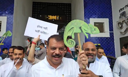 Congress stages 'colour protest' as MP Assembly opens Monsoon session | Congress stages 'colour protest' as MP Assembly opens Monsoon session
