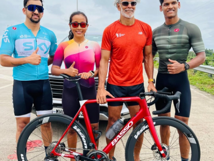 Milind Soman completes the triathlon challenge in Kolhapur with wife Ankita Konwar | Milind Soman completes the triathlon challenge in Kolhapur with wife Ankita Konwar