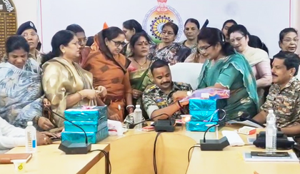 Chhattisgarh: Dhamtari BJP Mahila Morcha sends 5,000 Rakhis for soldiers on borders | Chhattisgarh: Dhamtari BJP Mahila Morcha sends 5,000 Rakhis for soldiers on borders Chhattisgarh: Dhamtari BJP Mahila Morcha sends 5,000 Rakhis for soldiers on borders | Chhattisgarh: Dhamtari BJP Mahila Morcha sends 5,000 Rakhis for soldiers on borders