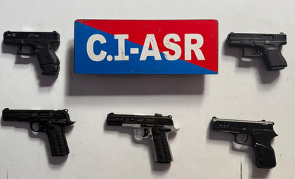 Pak-smuggler's operative held with five pistols in Amritsar | Pak-smuggler's operative held with five pistols in Amritsar Pak-smuggler's operative held with five pistols in Amritsar | Pak-smuggler's operative held with five pistols in Amritsar