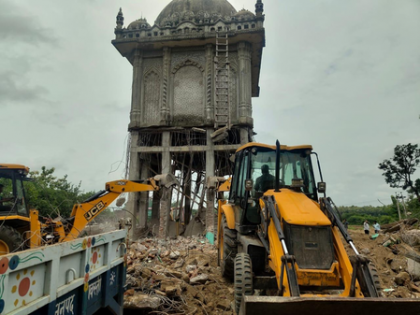 UP: Anti-encroachment drive continues, ‘illegal' mazar in Shravasti razed | UP: Anti-encroachment drive continues, ‘illegal' mazar in Shravasti razed UP: Anti-encroachment drive continues, ‘illegal' mazar in Shravasti razed | UP: Anti-encroachment drive continues, ‘illegal' mazar in Shravasti razed