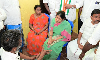 DMK leader Kanimozhi assures justice for honour killing victim‘s family in Thoothukudi | DMK leader Kanimozhi assures justice for honour killing victim‘s family in Thoothukudi DMK leader Kanimozhi assures justice for honour killing victim‘s family in Thoothukudi | DMK leader Kanimozhi assures justice for honour killing victim‘s family in Thoothukudi