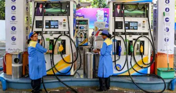 'No Helmet No Petrol' campaign to begin in Indore and Bhopal from tomorrow; plea challenging directive filed | 'No Helmet No Petrol' campaign to begin in Indore and Bhopal from tomorrow; plea challenging directive filed 'No Helmet No Petrol' campaign to begin in Indore and Bhopal from tomorrow; plea challenging directive filed | 'No Helmet No Petrol' campaign to begin in Indore and Bhopal from tomorrow; plea challenging directive filed