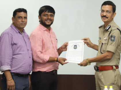 Gujarat Police felicitates citizens for cracking Sarkhej Roza theft case | Gujarat Police felicitates citizens for cracking Sarkhej Roza theft case Gujarat Police felicitates citizens for cracking Sarkhej Roza theft case | Gujarat Police felicitates citizens for cracking Sarkhej Roza theft case