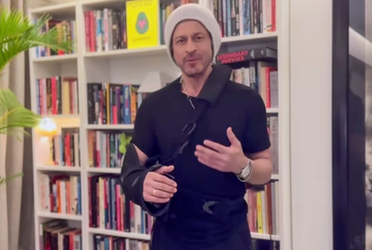 SRK appears with injured arm in special message after his National Award win: 'Award serves as reminder for me' | SRK appears with injured arm in special message after his National Award win: 'Award serves as reminder for me' SRK appears with injured arm in special message after his National Award win: 'Award serves as reminder for me' | SRK appears with injured arm in special message after his National Award win: 'Award serves as reminder for me'