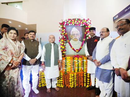 Mohan Yadav, Assembly Speaker Narendra Tomar pay tribute to MP's 1st CM Ravishankar Shukla on his birth anniversary; Cong absent | Mohan Yadav, Assembly Speaker Narendra Tomar pay tribute to MP's 1st CM Ravishankar Shukla on his birth anniversary; Cong absent
