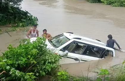 11 dead as vehicle plunges into canal in UP's Gonda | 11 dead as vehicle plunges into canal in UP's Gonda 11 dead as vehicle plunges into canal in UP's Gonda | 11 dead as vehicle plunges into canal in UP's Gonda