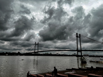 Heavy rainfall in North Bengal, MeT office issues red alert | Heavy rainfall in North Bengal, MeT office issues red alert Heavy rainfall in North Bengal, MeT office issues red alert | Heavy rainfall in North Bengal, MeT office issues red alert