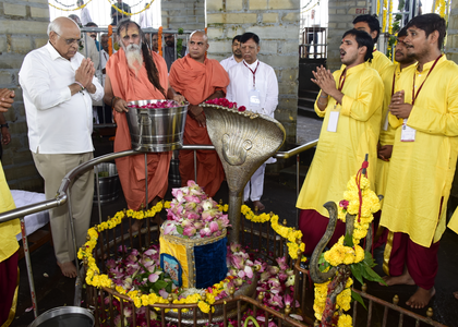 Gujarat CM prays for progress in Bharuch's Stambheshwar Mahadev shrine | Gujarat CM prays for progress in Bharuch's Stambheshwar Mahadev shrine