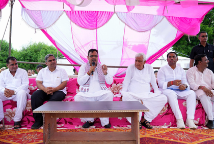 Rajasthan CM pledges better facilities after laying foundation stone for Isarda-Dausa drinking water project | Rajasthan CM pledges better facilities after laying foundation stone for Isarda-Dausa drinking water project