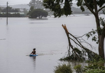 Police divers join search for woman missing in Sydney floods | Police divers join search for woman missing in Sydney floods