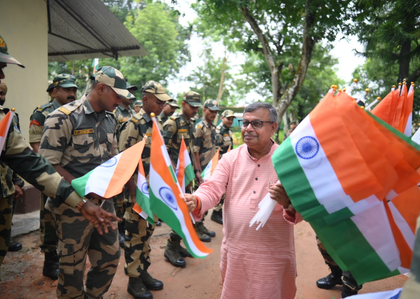 Tripura Minister hands over tricolour to BSF jawans under 'Har Ghar Tiranga' campaign | Tripura Minister hands over tricolour to BSF jawans under 'Har Ghar Tiranga' campaign