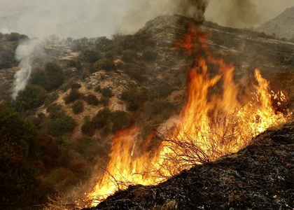 Fast-moving wildfire forces evacuations in Southern California | Fast-moving wildfire forces evacuations in Southern California