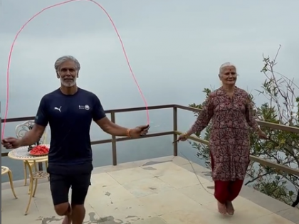 Milind Soman's mother does skipping every day even at 86 | Milind Soman's mother does skipping every day even at 86