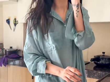 Karishma Tanna shares the delicious yet healthy recipe for her protein fibre rich ladoos | Karishma Tanna shares the delicious yet healthy recipe for her protein fibre rich ladoos