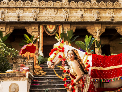 Singer Aishwarya Majmudar gives the tradition a fun twist with the 'Nazaara – The Shaadi' track | Singer Aishwarya Majmudar gives the tradition a fun twist with the 'Nazaara – The Shaadi' track