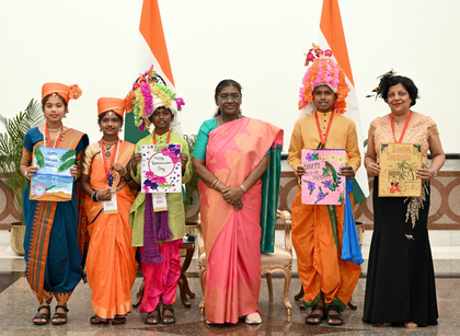 President Murmu celebrates Raksha Bandhan with children, students at Rashtrapati Bhavan | President Murmu celebrates Raksha Bandhan with children, students at Rashtrapati Bhavan