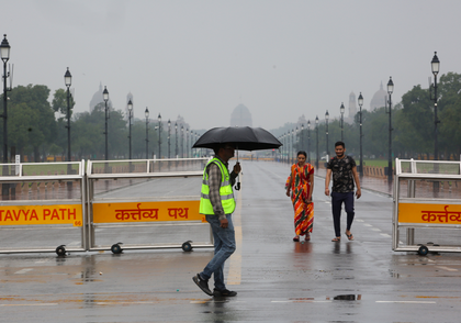 Delhi-NCR wakes up to light showers, IMD issues 'red alert' | Delhi-NCR wakes up to light showers, IMD issues 'red alert' Delhi-NCR wakes up to light showers, IMD issues 'red alert' | Delhi-NCR wakes up to light showers, IMD issues 'red alert'