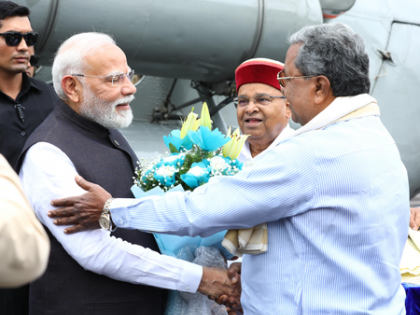 PM Modi, CM Siddaramaiah exchange pleasantries at airport | PM Modi, CM Siddaramaiah exchange pleasantries at airport PM Modi, CM Siddaramaiah exchange pleasantries at airport | PM Modi, CM Siddaramaiah exchange pleasantries at airport