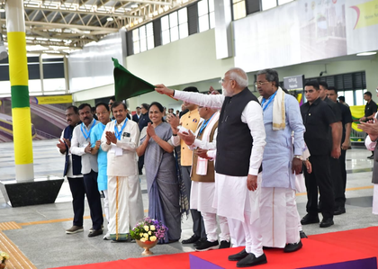 PM Modi purchases Metro ticket, flags off Yellow Line Services in Bengaluru | PM Modi purchases Metro ticket, flags off Yellow Line Services in Bengaluru