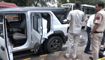 Delhi: Speeding SUV kills pedestrian near President's Estate, driver detained | Delhi: Speeding SUV kills pedestrian near President's Estate, driver detained Delhi: Speeding SUV kills pedestrian near President's Estate, driver detained | Delhi: Speeding SUV kills pedestrian near President's Estate, driver detained
