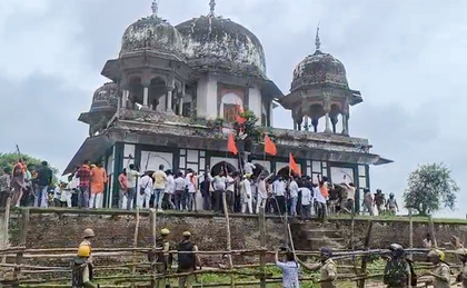 Political row erupts in UP after tomb outside Fatehpur mausoleum vandalised | Political row erupts in UP after tomb outside Fatehpur mausoleum vandalised Political row erupts in UP after tomb outside Fatehpur mausoleum vandalised | Political row erupts in UP after tomb outside Fatehpur mausoleum vandalised