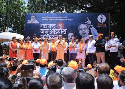 Maha CM should sack corrupt ministers and not succumb to pressure: Uddhav Thackeray | Maha CM should sack corrupt ministers and not succumb to pressure: Uddhav Thackeray