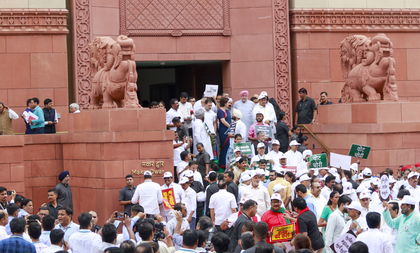 INDIA bloc stages protest march to ECI over 'vote theft' allegations, Akhilesh Yadav jumps barricade | INDIA bloc stages protest march to ECI over 'vote theft' allegations, Akhilesh Yadav jumps barricade