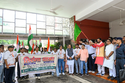 Haryana CM flags off 'Tiranga Yatra' led by girl students from Chandigarh | Haryana CM flags off 'Tiranga Yatra' led by girl students from Chandigarh Haryana CM flags off 'Tiranga Yatra' led by girl students from Chandigarh | Haryana CM flags off 'Tiranga Yatra' led by girl students from Chandigarh