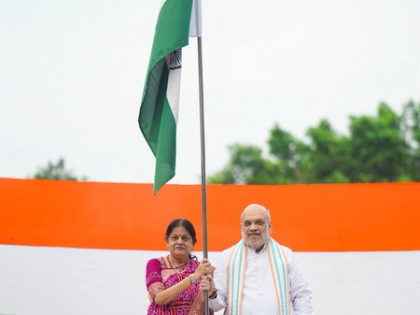 HM Amit Shah hoists Tricolour at home, calls 'Har Ghar Tiranga' a thread binding the nation | HM Amit Shah hoists Tricolour at home, calls 'Har Ghar Tiranga' a thread binding the nation