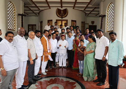 K'taka Hindu activist murder: BJP, JD-S delegation meets Guv; demands NIA probe, compensation | K'taka Hindu activist murder: BJP, JD-S delegation meets Guv; demands NIA probe, compensation K'taka Hindu activist murder: BJP, JD-S delegation meets Guv; demands NIA probe, compensation | K'taka Hindu activist murder: BJP, JD-S delegation meets Guv; demands NIA probe, compensation