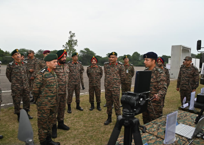 Army chief visits Chetak Corps in Bathinda | Army chief visits Chetak Corps in Bathinda