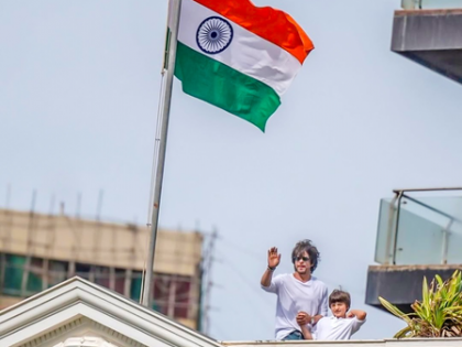 Shah Rukh Khan makes a special appearance with son AbRam on Independence Day | Shah Rukh Khan makes a special appearance with son AbRam on Independence Day